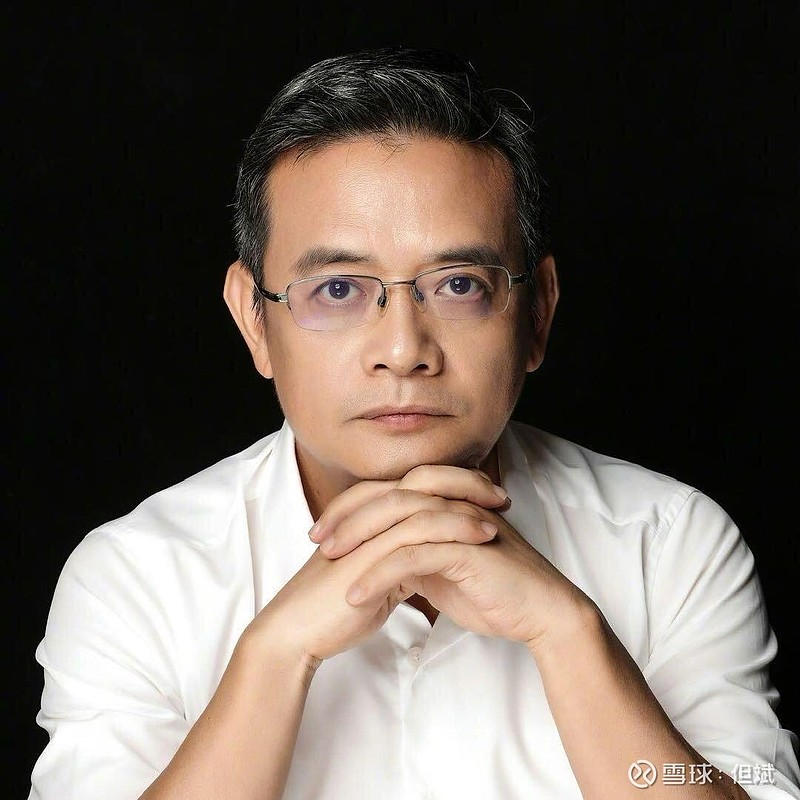 换了一张头像，这张照片是我54岁时照的。我很少照相，2021年也是太太想照全家福，顺带着照了这么一张。已经58岁...