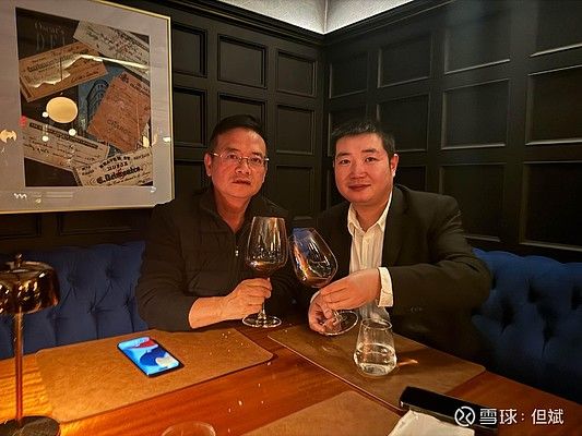 感谢Steven[抱拳] ，刚到纽约就在有200年历史，美国历史上最早的餐厅之一，位于华尔街的DELMONICO'S饭店宴请我...